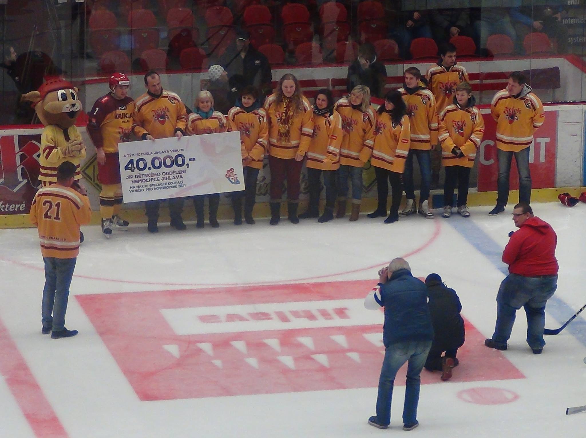 Hokejisté Dukly vybrali 40 tisíc, které darovali jihlavské nemocnici na dobročinné účely. 