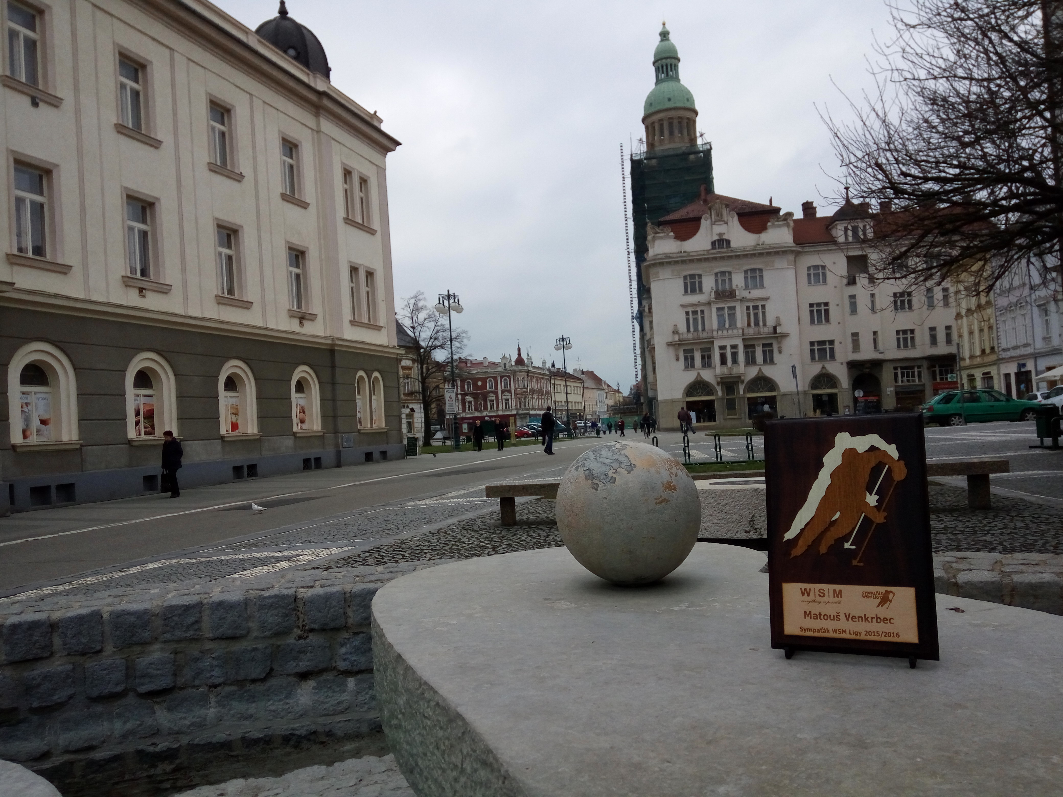 Pohled na prostějovské ulice spolu s plaketou pro Matouše Venkrbce, vítěze prvního ročníku ankety Sympaťák WSM Ligy.